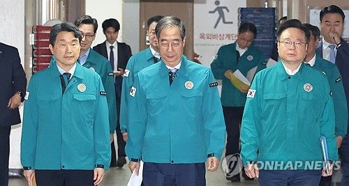 의대정원 관련 대국민 담화를 위해 이동하는 한덕수 총리