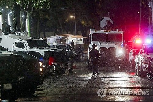 지난해 11월 엘니니를 태운 호송차량이 검찰청사로 이동하는 모습