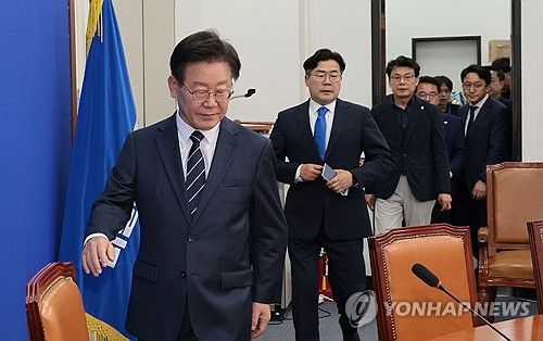 연금개혁 기자회견 위해 입장하는 이재명 대표