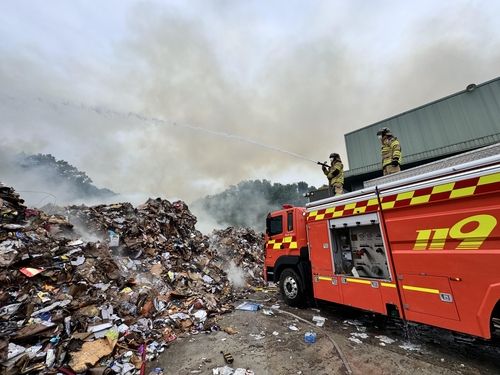 폐지 더미 화재 진압하는 소방대원