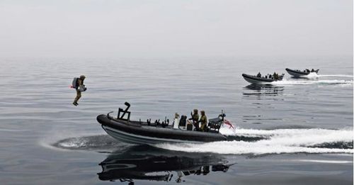 제트 수트 입은 영국 해병대 특공대원