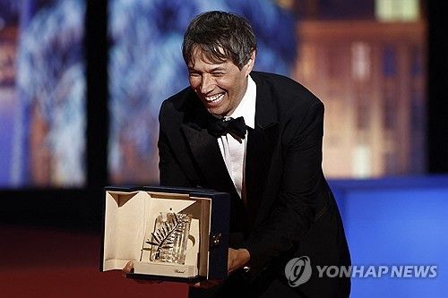제77회 칸국제영화제에서 황금종려상 받은 숀 베이커 감독