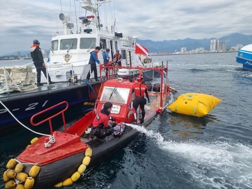 침수 선박 구조하는 속초해경