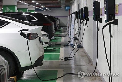 서울 한 주차장에서 충전 중인 전기차들. [연합뉴스 자료사진]