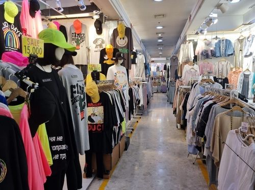 한산한 동대문 패션타운 쇼핑몰