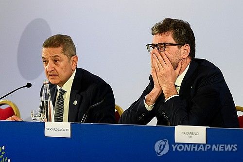 기자회견에서 발언하는 잔카를로 조르제티 이탈리아 재무장관