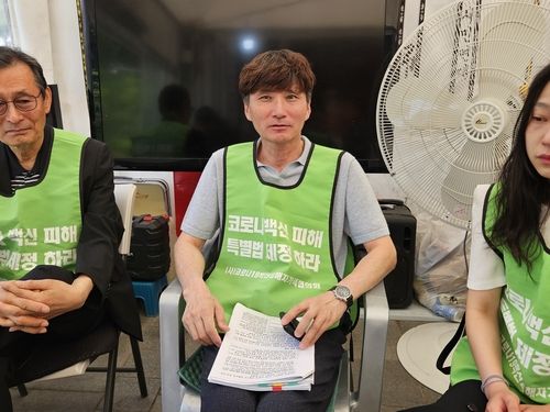 인터뷰하는 김두경 코백회 회장