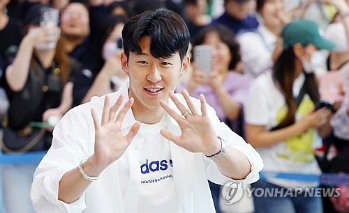 팬들에게 인사하는 손흥민