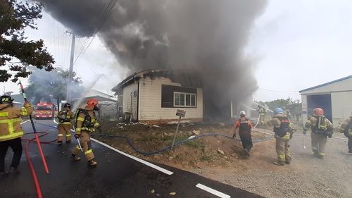 경북 영천서 주택 화재 진화 중인 소방대원들