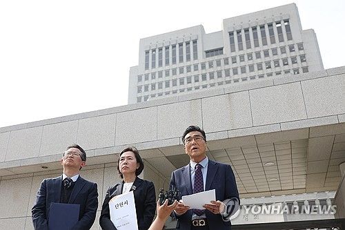 기자회견 발언하는 배장환 충북대의대 비대위 위원장