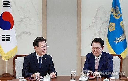 윤석열 대통령과 영수회담에서 발언하는 이재명 대표