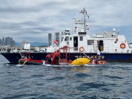 침수 선박 구조하는 속초해경