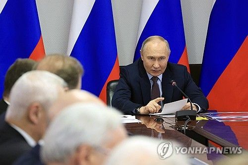 러시아 방산업체 대표들과 회의하는 푸틴 러시아 대통령
