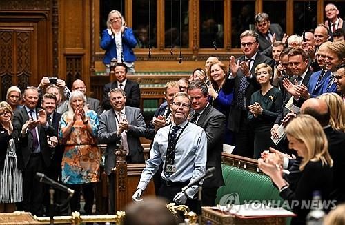 크레이그 맥킨레이 영국 보수당 하원 의원에게 박수치는 동료 의원들.