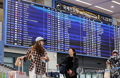 인천공항으로 입국하는 승객들