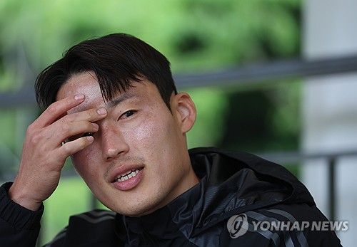 취재진과 인터뷰하는 손준호