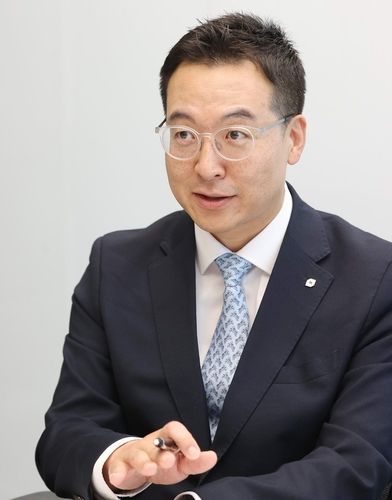 인터뷰하는 백재욱 대신경제연구소 대표