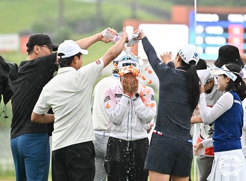 축하받는 배소현