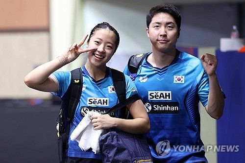 포즈 취하는 임종훈-신유빈