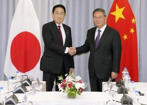 정상회담서 악수하는 리창(오른쪽) 중국 총리와 기시다(왼쪽) 일본 총리