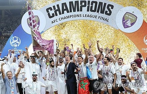 우승 자축하는 알아인 선수단