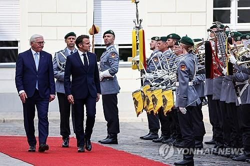 의장대 사열하는 마크롱 대통령