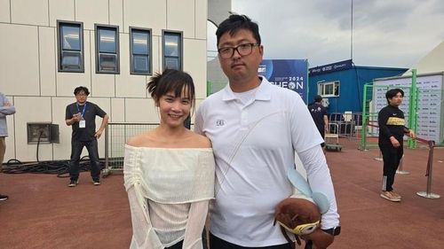 김우진과 기념촬영한 '김제덕·이우석 팬' 태국인 룽