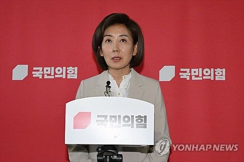 발언하는 나경원 당선인