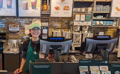 스타벅스에서 일하는 정김경숙