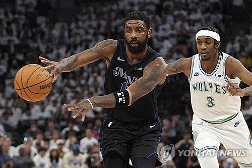 댈러스 어빙(왼쪽)과 미네소타 맥대니얼스. 