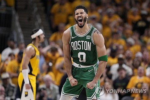 3점슛을 넣고 기뻐하는 보스턴의 테이텀