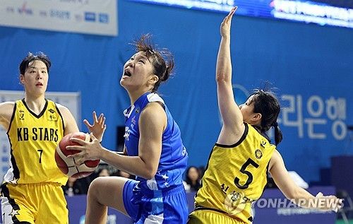 박지현(가운데)의 경기 모습.