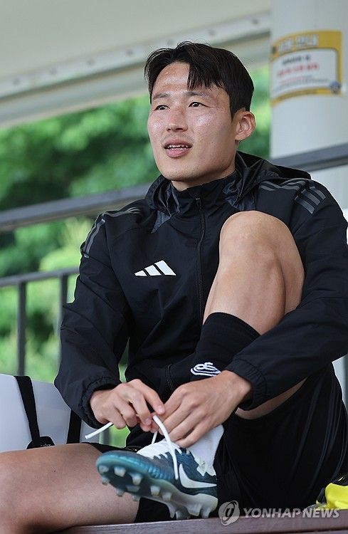 손준호, 경기장 바라보며