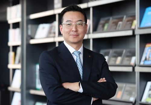 인터뷰하는 백재욱 대신경제연구소 대표