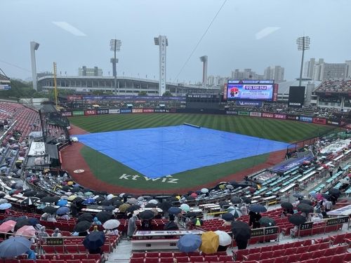 26일 키움-kt전을 앞두고 방수포가 덮인 수원 케이티위즈파크