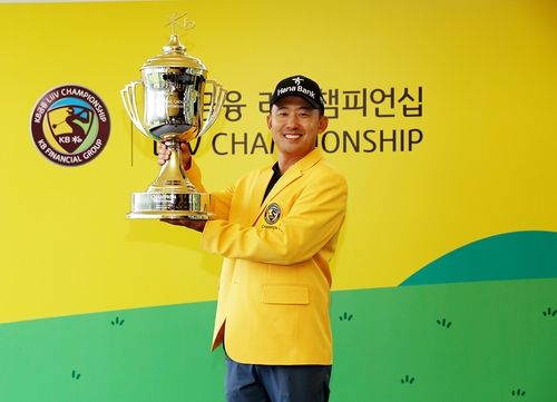 우승 트로피 든 한승수