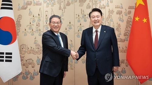 리창 중국 국무원 총리와 악수하는 윤석열 대통령