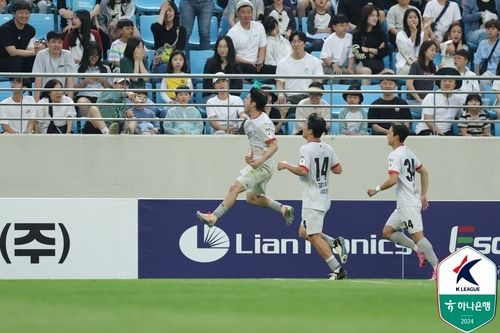황문기의 골에 기뻐하는 강원 선수들