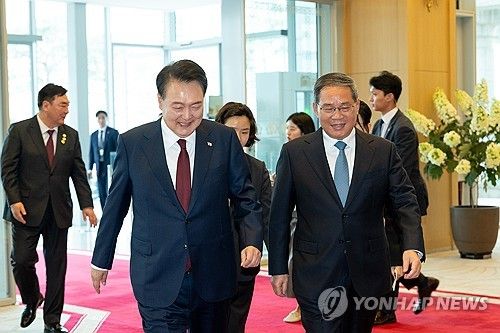 윤석열 대통령, 리창 중국 국무원 총리와 이동