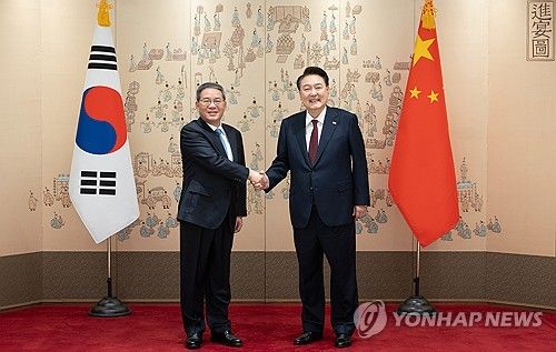 리창 중국 국무원 총리와 악수하는 윤석열 대통령