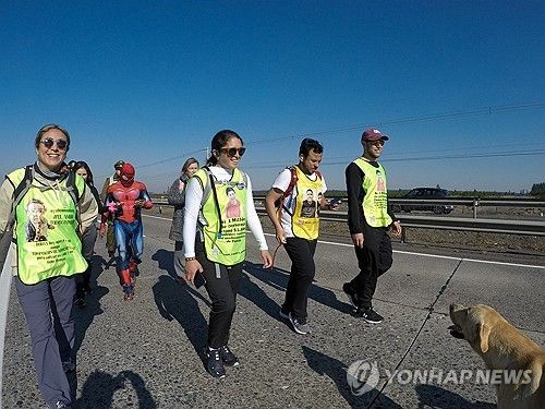 사람들과 함께 걷고 있는 카밀라 고메스(앞줄 왼쪽 두 번째)