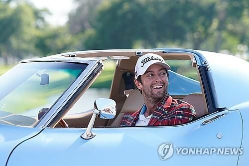 우승자에게 주는 클래식 자동차를 타고 기뻐하는 라일리.