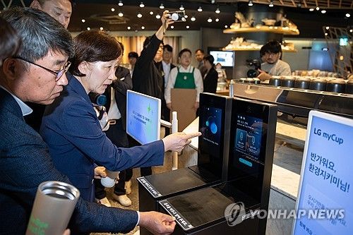 텀블러 세척기 시연하는 한화진 장관