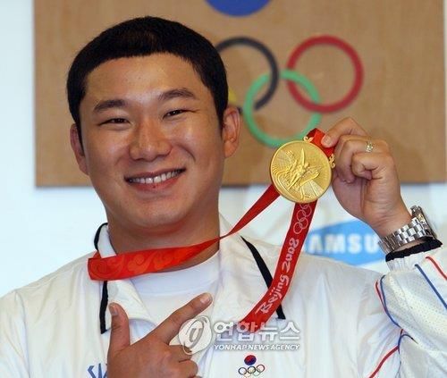 2008 베이징 올림픽에서 딴 금메달을 들어 보이는 진종오