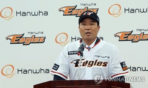 이글스 유니폼 입은 한용덕 감독