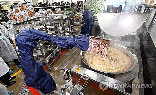 급식 로봇 살펴보는 조희연 교육감