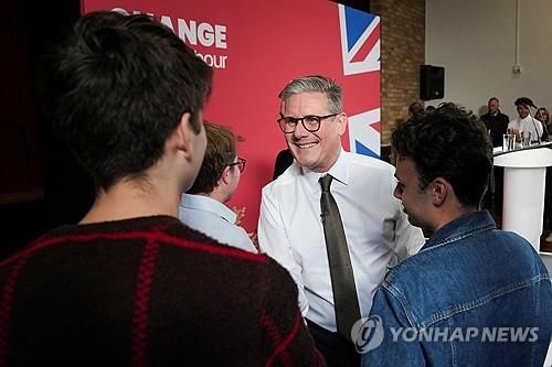 지지자들과 악수하는 스타머 대표