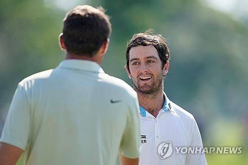 셰플러와 악수하는 라일리.