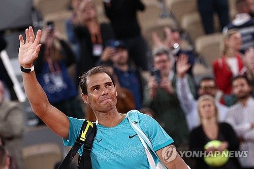 1회전 탈락 후 팬들에게 인사하는 나달