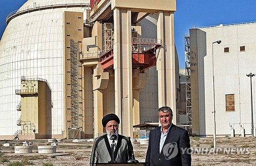 2021년 이란 부셰르 원전 앞에서 연설하는 에브라힘 라이시 당시 이란 대통령(왼쪽)